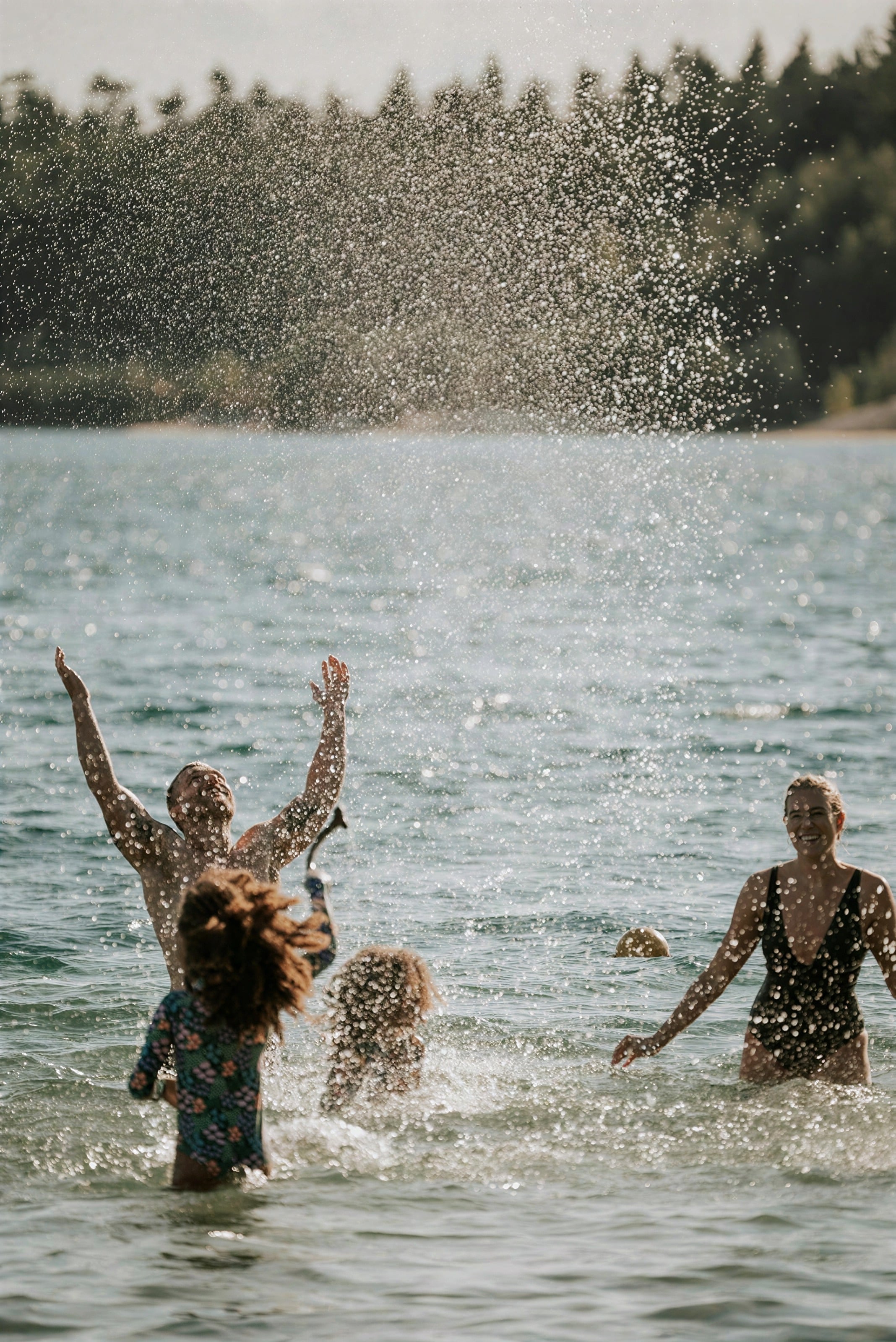 Amigos chapoteando y riéndose en un lago