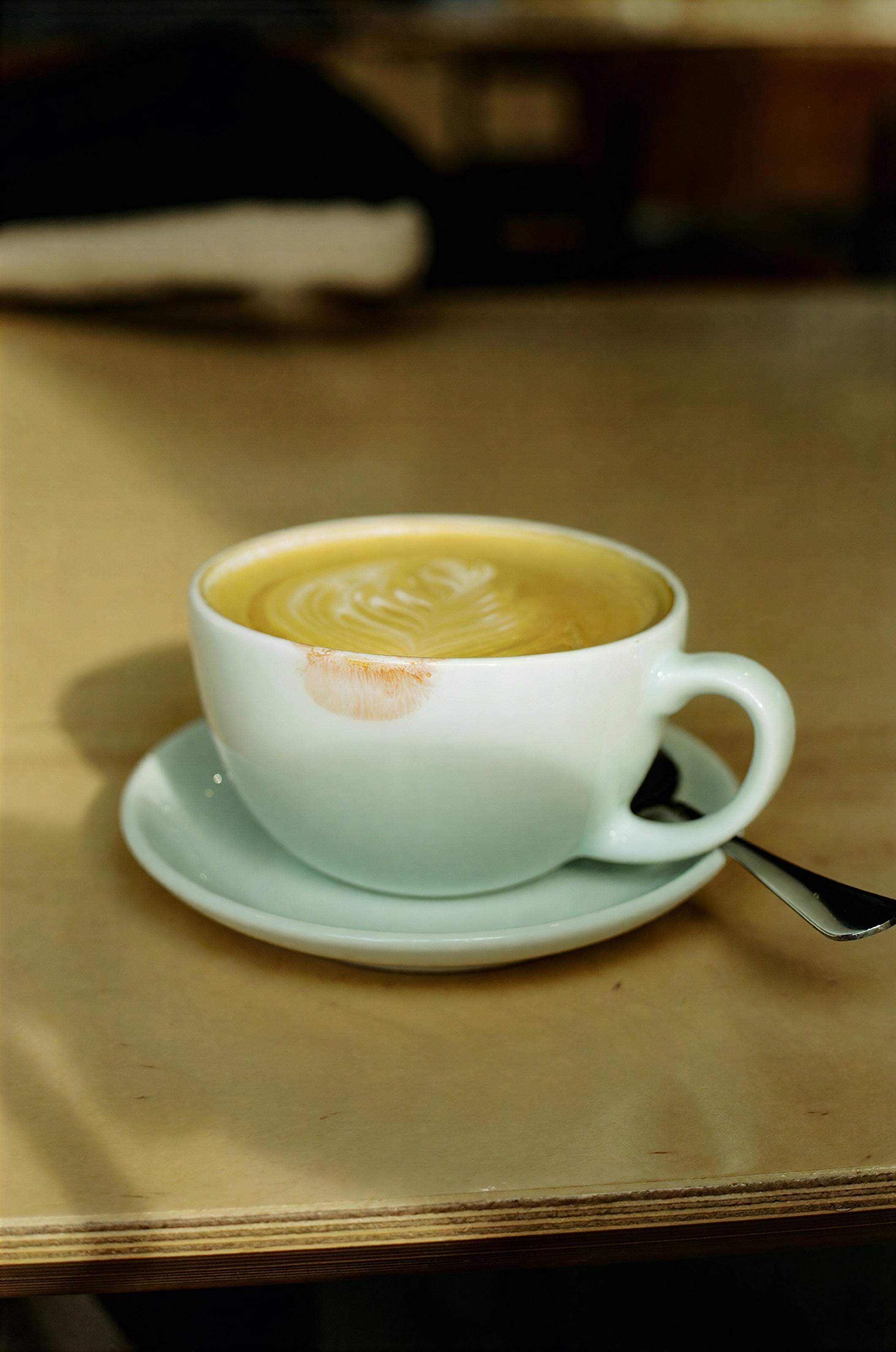 Una taza de café sobre una mesa de madera